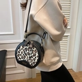 Modische runde Handtasche mit Leopardenmuster, schwarzem Riemen und BOWEN-Logo - Schwarz
