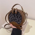 Retro-Umhängetasche aus braunem Leder mit modischem Leopardenmuster-Einsatz - Braun