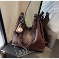 Borsa tote in pelle marrone scuro con cuciture a contrasto e ciondolo da baseball - Con Ciondolo / caffè