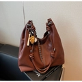 Borsa tote vintage marrone scuro in ecopelle con manici a nodo e ciondoli da baseball - Con Ciondolo / Marrone Caramello