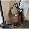 Borsa Hobo in pelle marrone scuro con cuciture bianche e ciondolo da baseball decorativo - Con Ciondolo / Sabbia