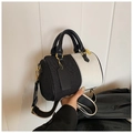 Dettaglio borsa a cilindro in tela nera e beige con finiture dorate e manici in pelle - Nero e Bianco