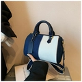 Dettaglio borsa Boston con patchwork in denim e tela, manici in pelle e finiture dorate - Blu e Bianco