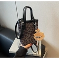 Sac seau vintage imprimé léopard avec poignée en cuir noir et breloque peluche - Léopard Noir Avec Breloque