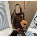 Sac seau marron en daim léopard avec pendentif en peluche et bandoulière réglable - Café avec Pendentif