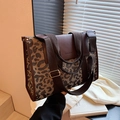 Bolso tote de lona con estampado de leopardo, detalles en cuero marrón y correa ancha - Leopardo Marrón