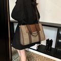 Bolso tote de cuadros marrones con asas de cuero y correa ajustable para el hombro - Pata de Gallo Marrón