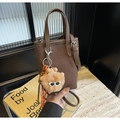 Petit sac fourre-tout marron foncé avec charme ours en peluche et bandoulière - Marron avec pendentif