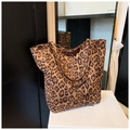 Detail der großen Totebag mit Leopardenmuster, Canvas-Textur und breitem Schultergurt - Leopardenbraun