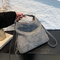 Borsa a spalla grigia testurizzata con tracolla lunga e fibbie in metallo dorato - Grigio