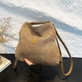 Zaino marrone vintage testurizzato con dettagli dorati e patch in pelle di marca - Marrone