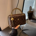 Braune gesteppte Leder-Kettentasche mit Metallgriff und goldenem Blumenverschluss - Braun
