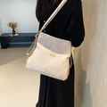 Borsa a tracolla da donna in pelle testurizzata bianco crema con logo in metallo - Cachi