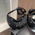 Schwarze gesteppte Halbmond-Schultertasche mit weißen Schleifen und verstellbarem Gurt - Schwarz