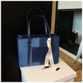 Bolso tote de patchwork en denim azul con bolsillo de cuero oscuro y cinta decorativa crema - Azul Profundo Con Azul Claro