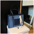 Bolso tote de mezclilla azul con ribete de cuero y pañuelo de seda en el asa - Azul claro