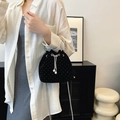 Elegante borsa a secchiello in velluto nero con strass e tracolla a catena con perle - Nero