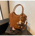Secchiello vintage in pelle PU marrone con ciondolo in peluche e tracolla regolabile - Con Portachiavi Mostro / Marrone
