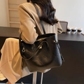 Minimalistische schwarze Leder-Shopper mit Metalldrehverschluss und Quaste für den Alltag - Schwarz