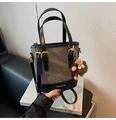 Dettaglio della borsa a secchiello in tela grigia con finiture in pelle nera e ciondolo - Patchwork Grigio Nero Con Ciondolo