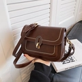 Borsa a tracolla marrone scuro con borchie dorate e chiusura ovale in stile quotidiano - Marrone