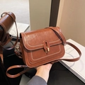 Piccola borsa a tracolla marrone caramello con cuciture bianche e chiusura dorata - Marrone