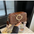 Braune Umhängetasche aus Leder mit goldener Schnalle und geometrischem Webgurt - Braun