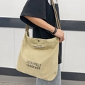 Beige Umhängetasche aus Canvas mit Schriftzug und Druckknopf aus Metall - Hellbeige