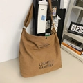 Braune Canvas Umhängetasche mit verstellbarem Riemen und lässigem Schriftzug - Braun