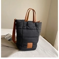 Bolso tipo cubo acolchado negro con asas marrones y correa bandolera casual - Negro