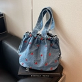 Jeans-Beuteltasche in Blau mit roten Kirschstickereien und Kordelzugverschluss - Hellblau