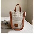 Bolso cubo acolchado crema con correas de cuero marrón y parche cuadrado de logo - Blanco