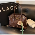 Detailansicht der dunkelbraunen Vintage-Handtasche mit Goldschnalle und Plüschlöwe - Mit Anhänger / Kaffeebraun