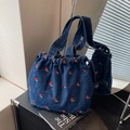 Dunkelblaue Denim-Tasche mit Kirschstickerei und Kordelzug für Damen - Dunkelblau