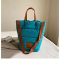 Bolso tipo cubo acolchado en color verde azulado con asas marrones y bandolera - Azul