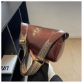 Borsa a bauletto in pelle marrone con tracolla larga in tessuto e dettagli dorati - caffè