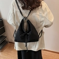 Moderner schwarzer geometrischer Dreiecksrucksack mit schmalen Lederriemen und Matt-Finish - Schwarz