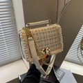 Borsa a tracolla chic in tweed con bordo di perle e catena dorata in grigio e oro - Bianco Sporco