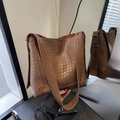 Borsa tote classica in pelle intrecciata marrone con ampia tracolla intrecciata da studio - Marrone