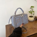Hellblaue Denim-Box-Tasche mit braunem Rand und verstellbarem Gurt im Lifestyle-Stil - Denim / Hellblau