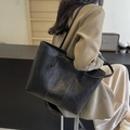 Große Vintage-Tragetasche aus schwarzem Öl-Leder mit langen Schultergurten für Damen - Schwarz