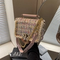 Borsa a tracolla in tweed rosa con bordo di perle e catena dorata tenuta a mano - Rosa