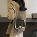 Elegante borsa a tracolla in tweed nero con rifiniture in perle e catena dorata - Nero