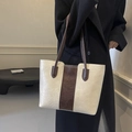 Retro-Tragetasche in Creme und Braun mit kontrastierenden Farben und Lederstruktur - Gebrochenes Weiß