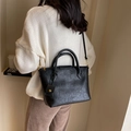 Bolso tote vintage de cuero negro texturizado con detalles dorados y correa ajustable - Negro