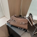 Borsa sottobraccio in pelle testa di moro con borchie argentate e fibbie in stile punk retrò - caffè