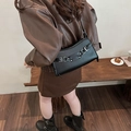 Borsa baguette nera chic in ecopelle con fibbie argentate e borchie in stile punk rock - Nero