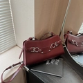 Borsa baguette retrò in pelle bordeaux con fibbie argentate e dettagli borchiati - Borgogna
