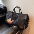 Borsa da viaggio nera capiente con ricamo a forma di orso e borchie argentate - Nero