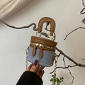 Mini bolso cubo de mezclilla y cuero marrón con asa superior y cadena dorada - Azul claro